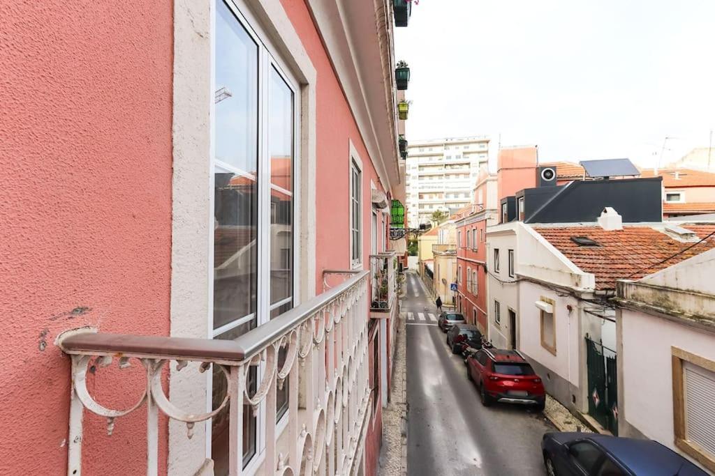 Vita Portucale ! Campo Ourique Design W/ Balcony Lisbon Bagian luar foto